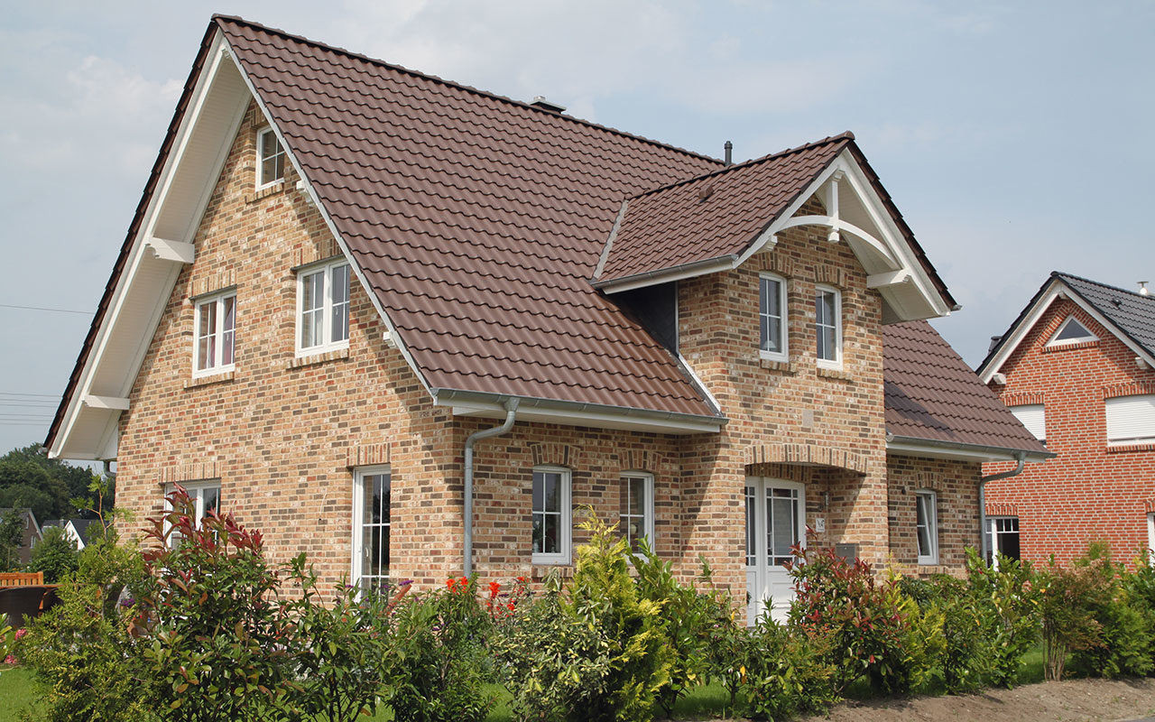 Herrenhausgiebel mit Klinkermix und braunem Dach